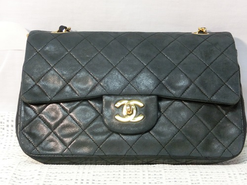 シャネルのバッグのすれを修理致します