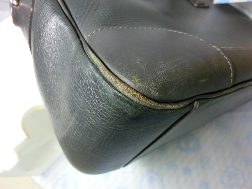 バッグの角のスレを修理致します